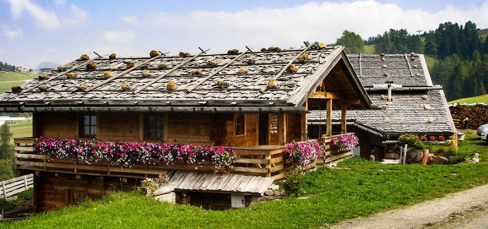 almhuette in suedtirol auf der seiser alm