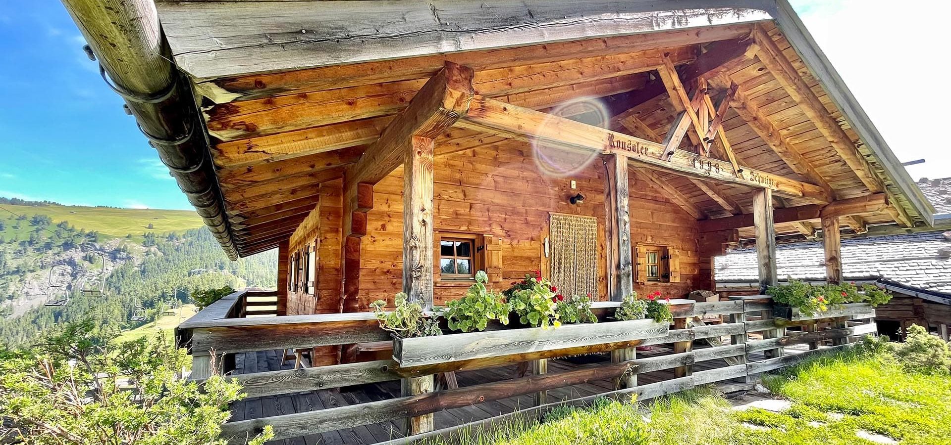 almhuette in suedtirol auf der seiser alm