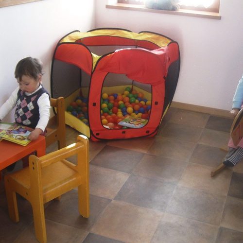 kinder im spielzimmer