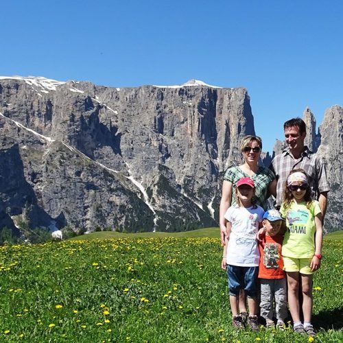 urlaub im fruehling auf dem bauernhof ronsol an der seiser alm bei kastelruth